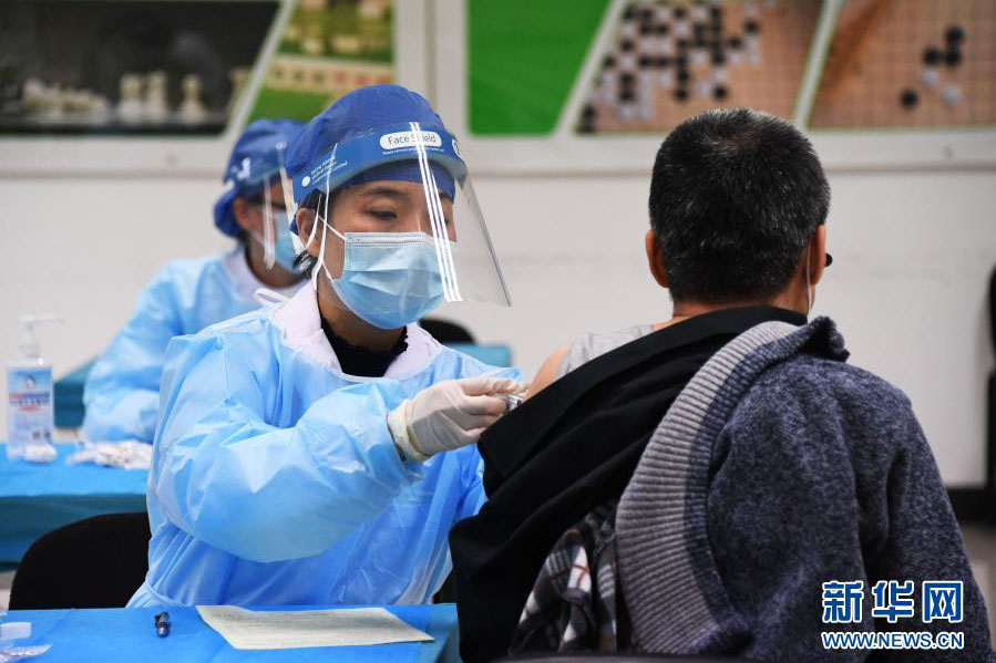 中國多地限制尚未施打疫苗者不得進出公共場所。 圖：翻攝自新華網