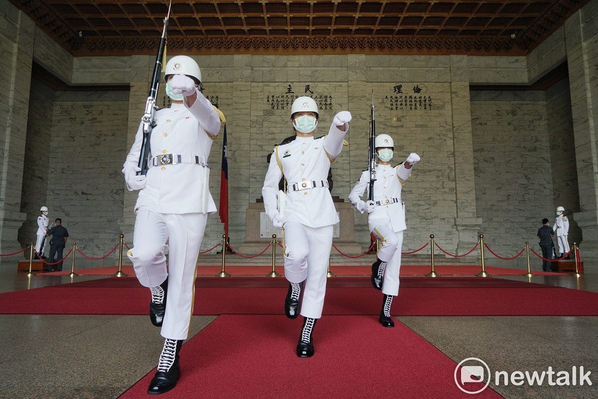 台北中正紀念堂在暫停開放參觀兩個月後，今採預約參觀制重新對外開放，但是微解封首日上午，中正紀念堂內並沒有任何一位遊客入內參觀，不過，儀隊仍按時進行衛兵交接儀式。 圖：張良一/攝