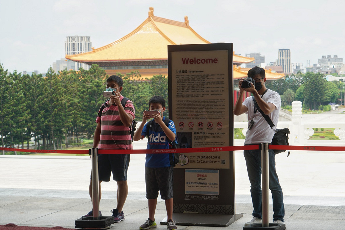 微解封首日，中正紀念堂採預約參觀制，一些沒有事先預約的民眾只能在大廳外看儀隊交接儀式。 圖：張良一/攝