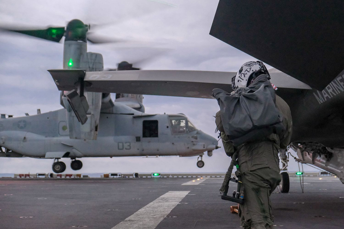 「MV-22B魚鷹」運輸機自兩棲攻擊艦「美利堅號(LHA-6)」起飛執行空對地攻擊操演。 圖：翻攝III MEF Marines推特