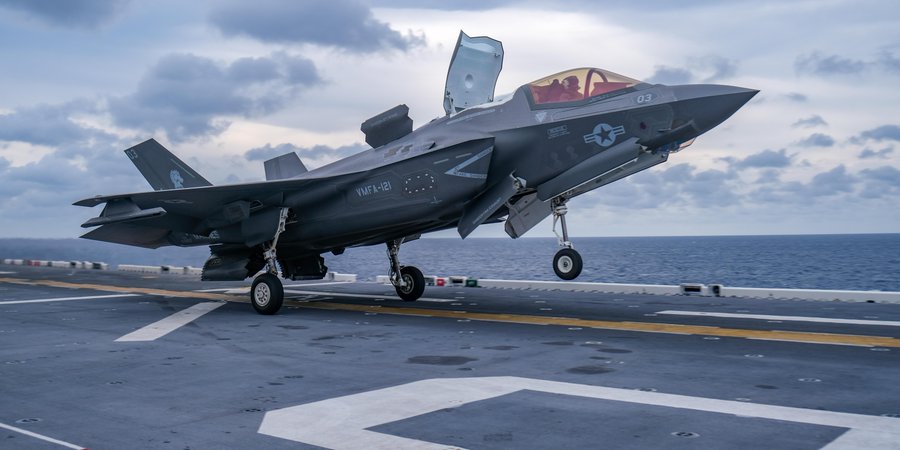 「F-35B閃電Ⅱ」戰鬥機在兩棲攻擊艦「美利堅號(LHA-6)」進行短距離起飛訓練。 圖：翻攝U.S. Marines推特
