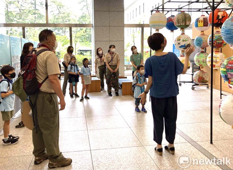 群馬台灣祭正在展示台南燈籠，攤位除了佈置滿滿的文宣、影片，還以宣傳海報預告接下來各地即將舉辦台南芒果祭，表達對台南的支持。 圖：台南市政府提供