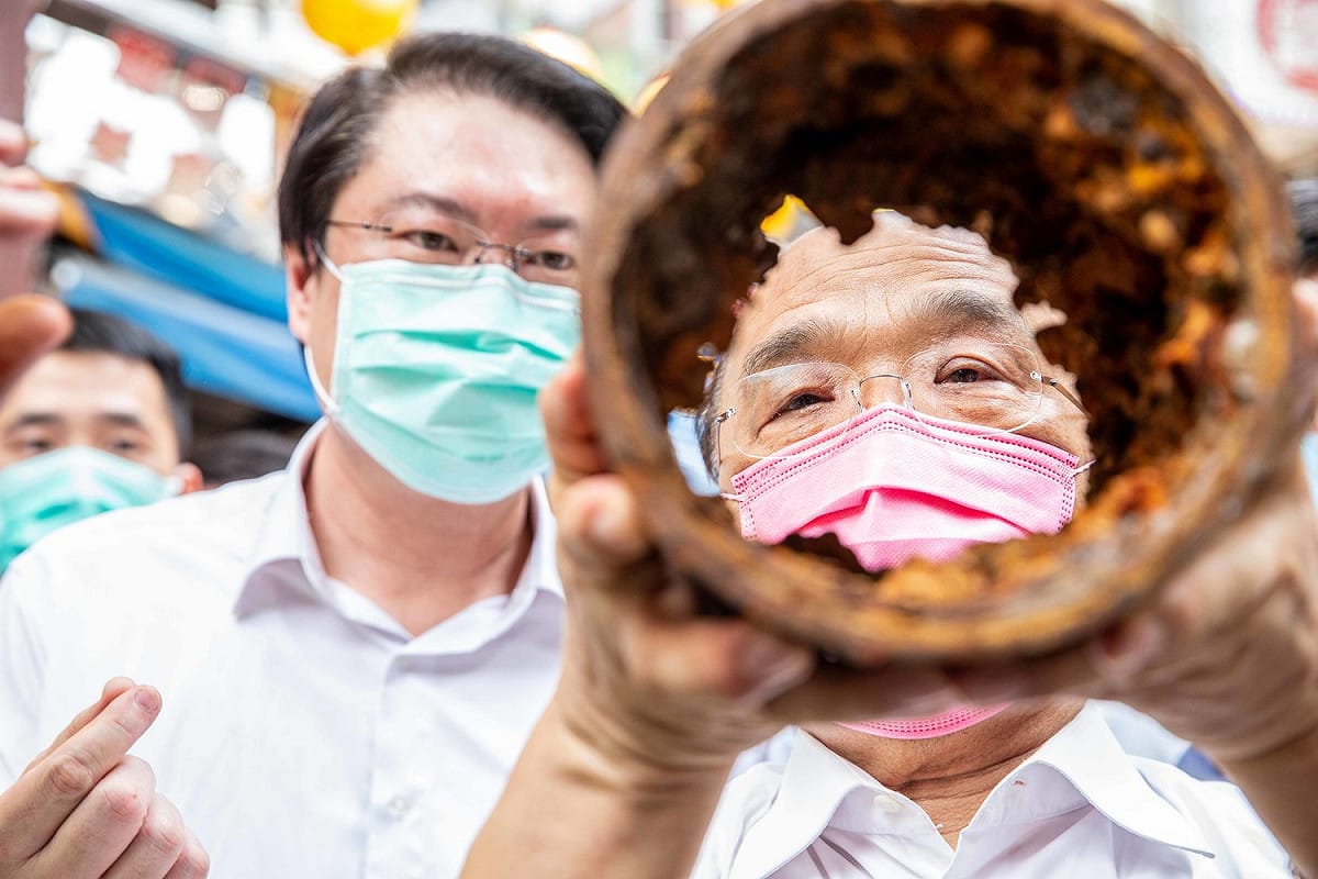 行政院長蘇貞昌與基隆市長林右昌今日上午前往基隆市視察自來水管線汰換情形。 圖：基隆市政府／提供