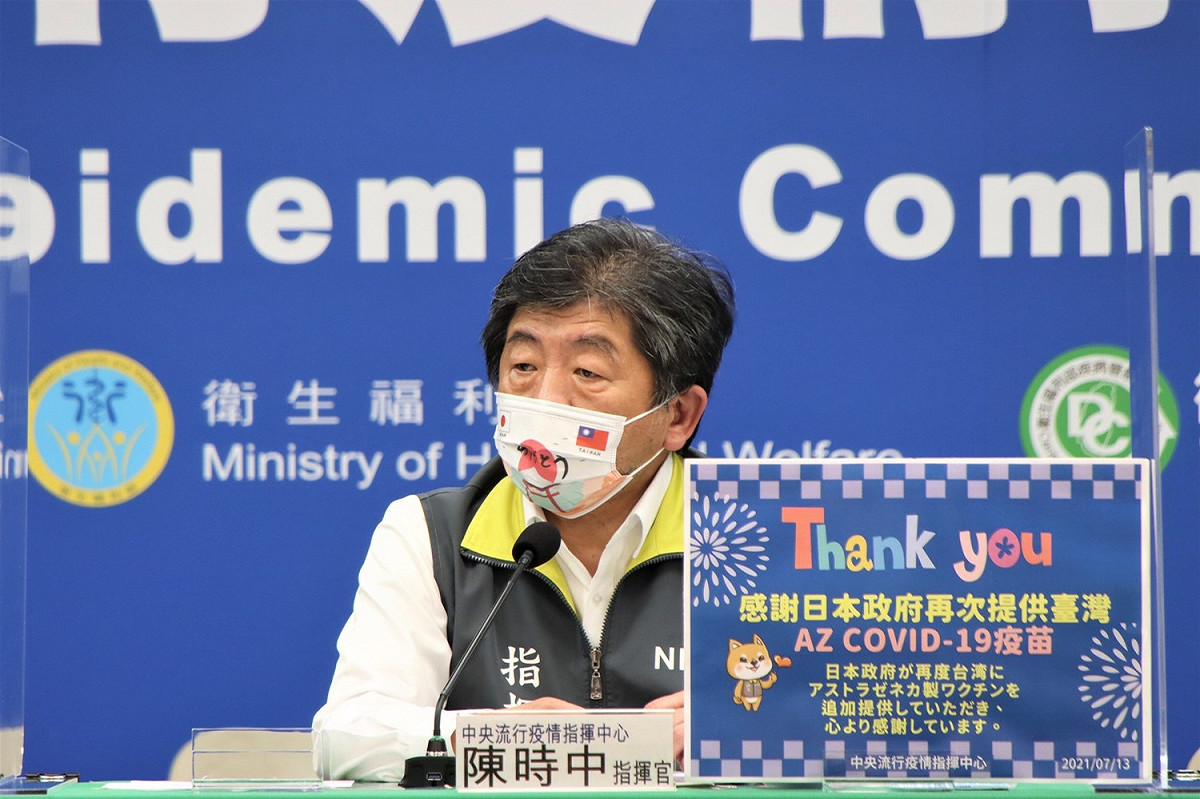 指揮官陳時中昨在疫情記者會上感謝日本贈與台灣100萬劑AZ疫苗 圖：中央流行疫情指揮中心/提供