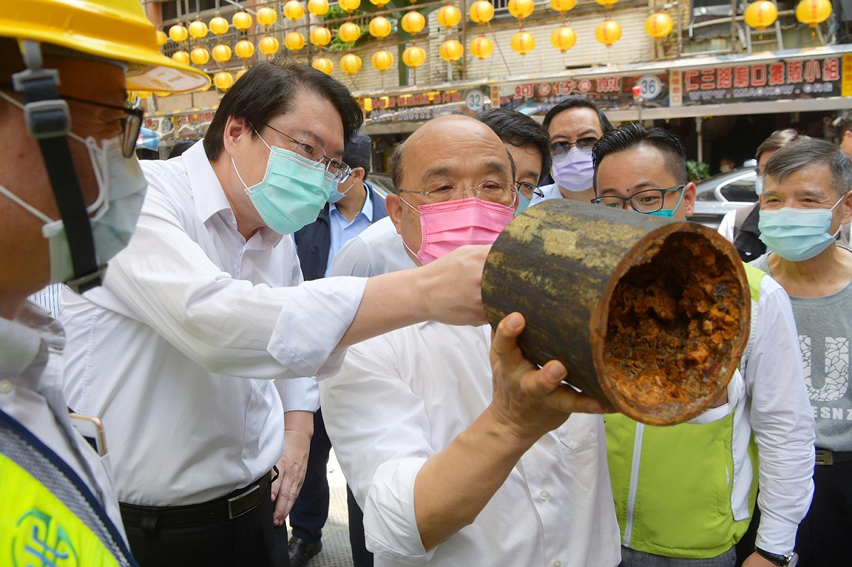 行政院長蘇貞昌今（13）日視察基隆市過港路汰換管線工程。 圖：行政院提供