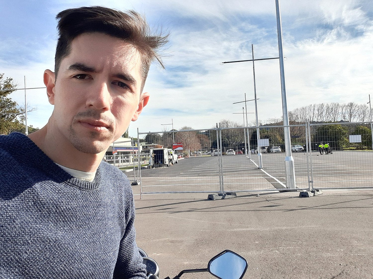 澳洲這名34歲男子共施打了2劑AZ、2劑輝瑞疫苗。 圖：翻攝自Tom Lee推特