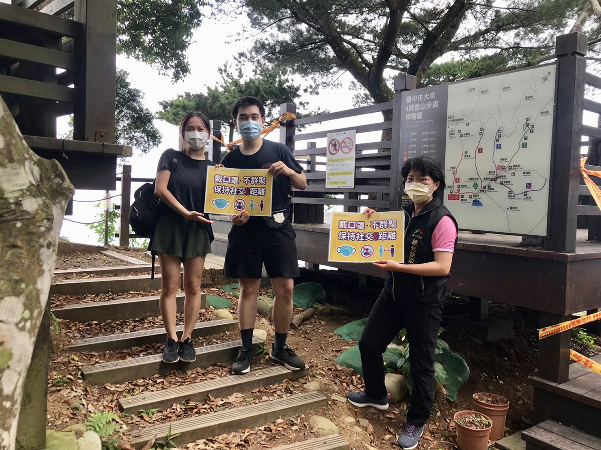中市府出動「台中景點疏導隊」加強宣導。 台中市政府/提供