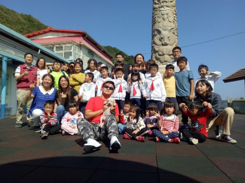 108年11月11日鼻頭國小迎接新校犬AKI大合照。  圖：新北市動保處提供