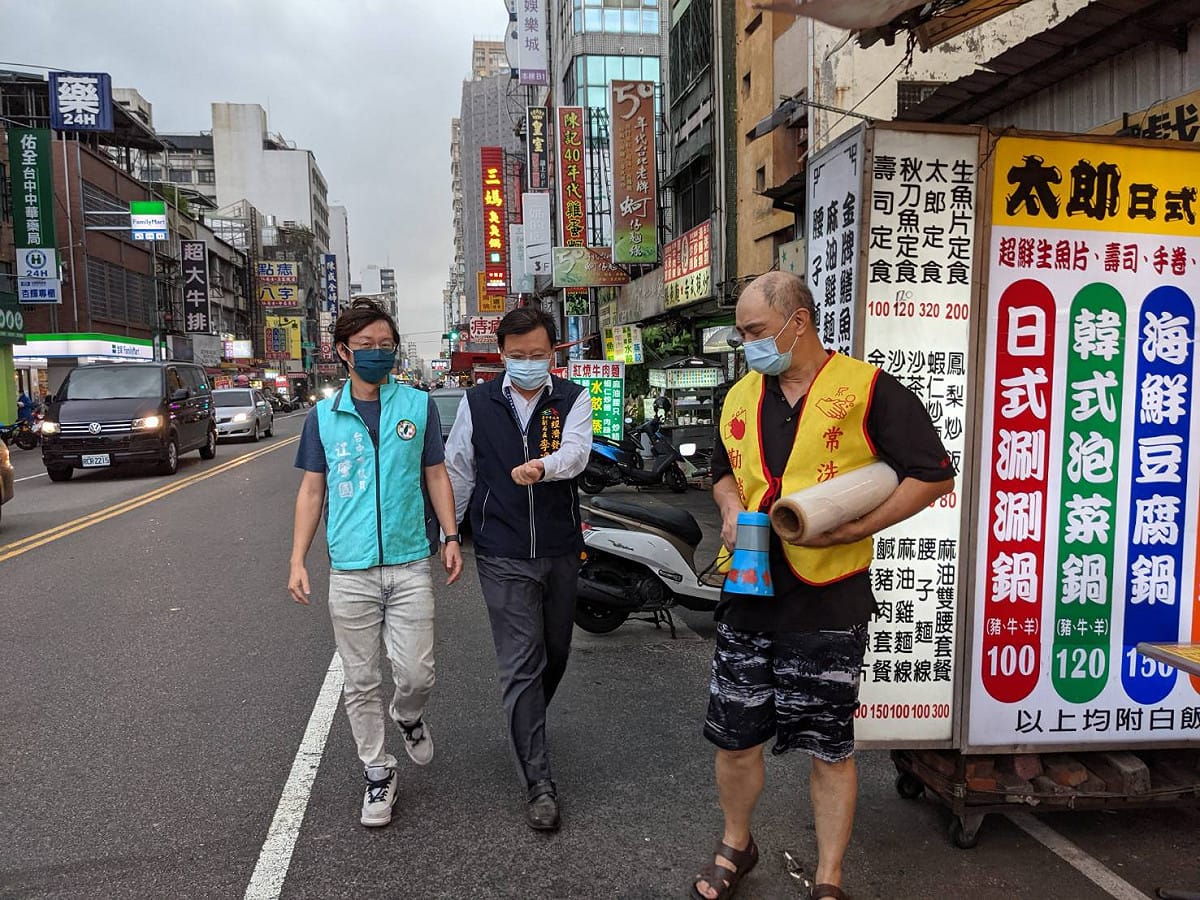 台中市議員江肇國到中華路夜市關心復業首日情形。 台中市議員江肇國/提供