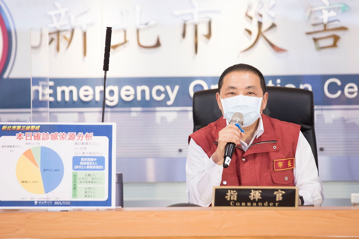 侯友宜說明新北市自６月起啟動「平寧計畫」，有效控制新北疫情降溫。 圖：新北市政府／提供