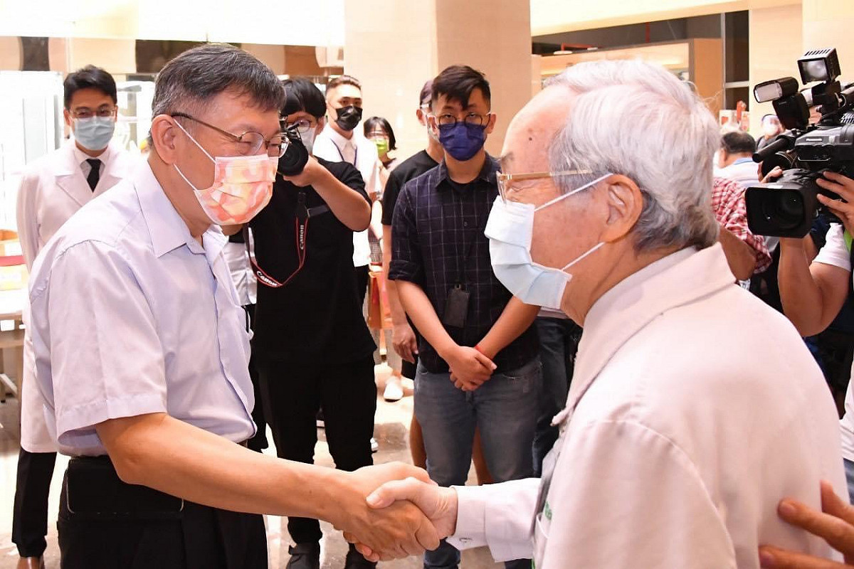 柯文哲與恩師朱樹勳握手，前民進黨高雄市黨部主委黃彥毓批疫情期間，身為醫生帶頭錯誤示範「金母湯」。 圖：擷自柯文哲臉書