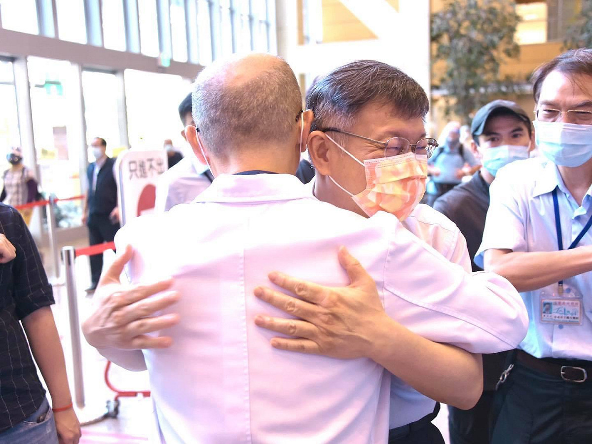 柯文哲與醫護擁抱，前民進黨高雄市黨部主委黃彥毓認為疫情期間應謹守社交距離，以拱手代替握手、擁抱。 圖：擷自柯文哲臉書