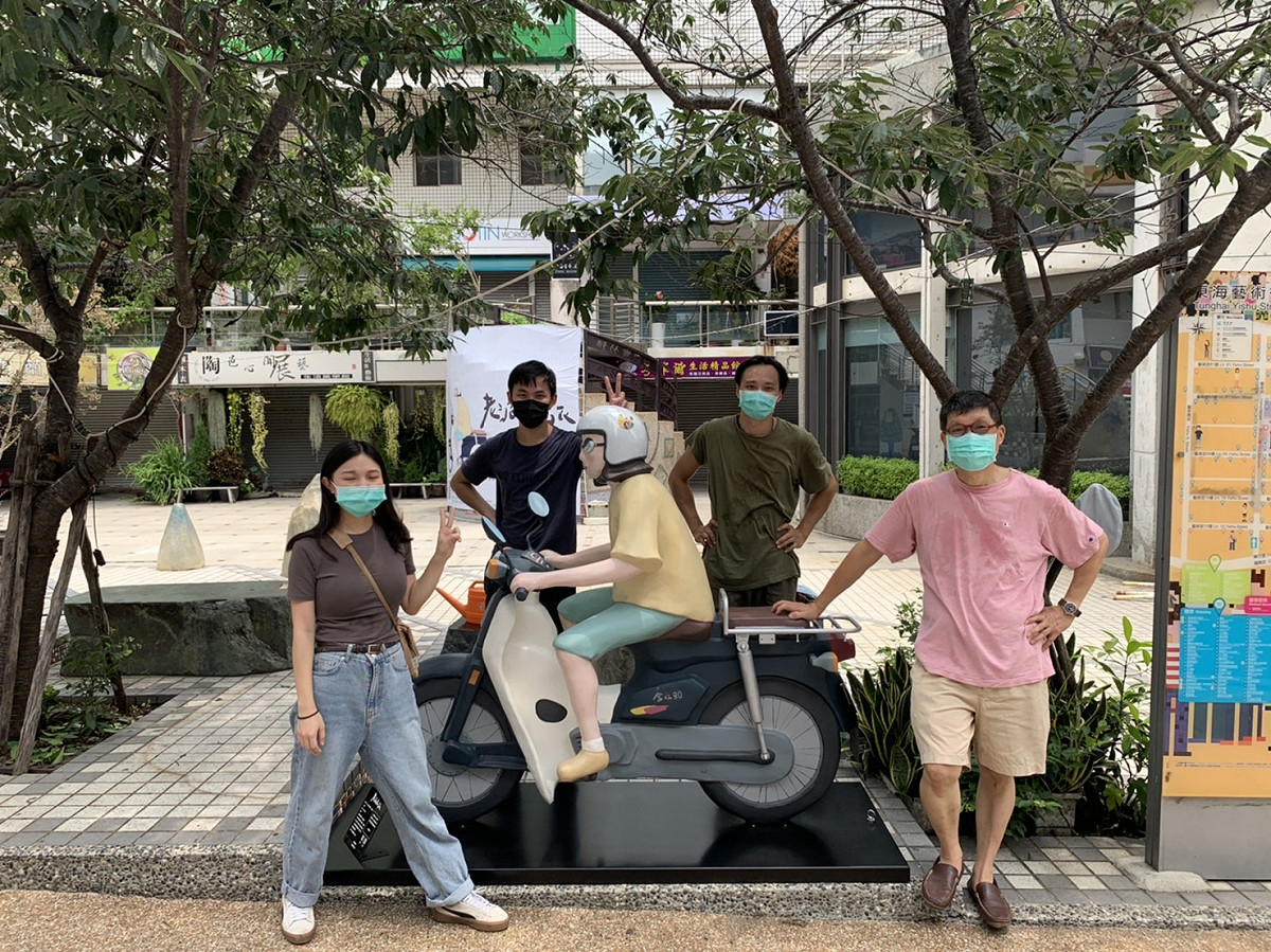 東海藝術街商圈的新地標—老派之旅裝置藝術，左一是藝術家黃姿瑜，左二為東海大學美術系學生前來協助安裝，右二是有肩膀工作室張文堅，右一是東海藝術街商圈郭達鴻主委。 東海藝術街商圈/提供