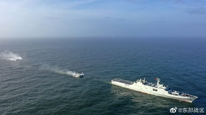 解放軍《東部戰區》進行「登陸艦支隊」實戰化操演。 圖：翻攝東部戰區微博