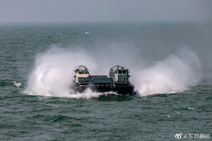 解放軍仿「野牛」氣墊船，暱稱「野馬」的726型氣墊登陸艇。 圖：翻攝東部戰區微博