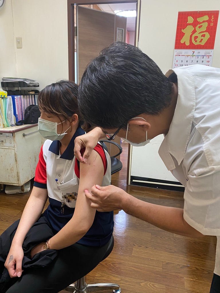 中醫師建議可以透過中藥及針灸來緩解注射疫苗後的副作用。 圖：翻攝自衛生福部新營醫院臉書