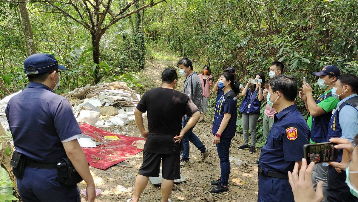 環保局與汐止分局聯手逮搬家公司非法棄置廢棄物