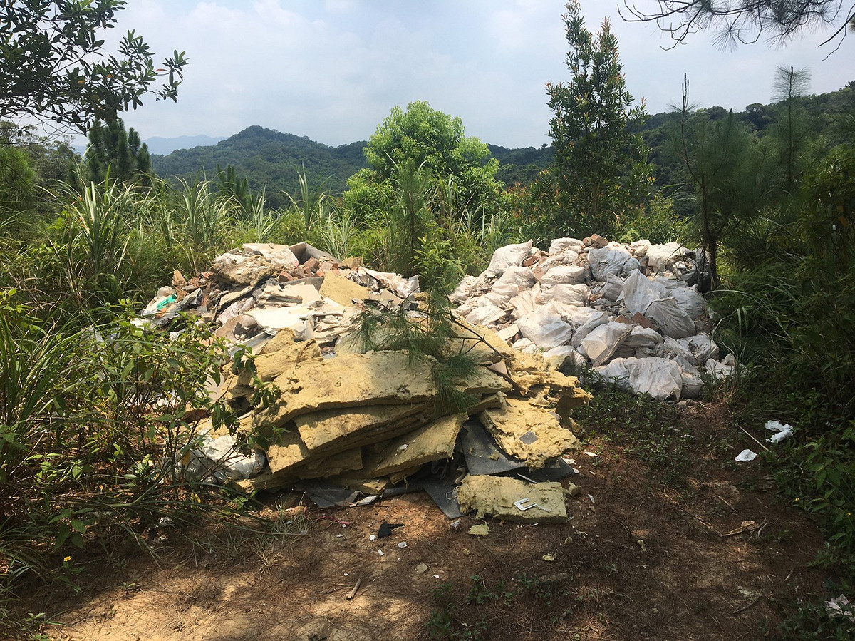 環保局7月10日接獲里長通報，位於汐止區八連路一段山區遭非法棄置大量廢棄物