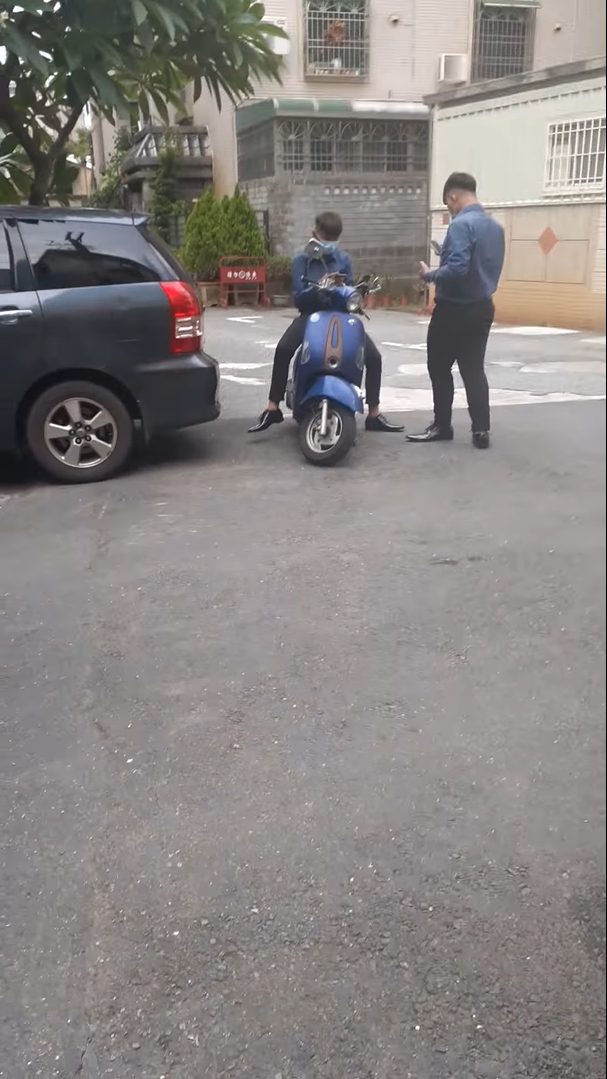 網友透露，在救護車來之前就已經有2名葬儀社人員到場。 圖：翻攝自爆料公社公開版 臉書社團