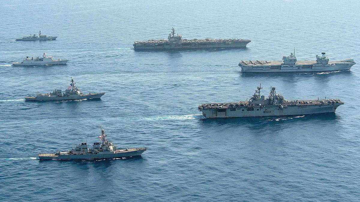 「伊麗莎白女王號」航母12日在亞丁灣與美國海軍的「雷根號(CVN-76)」航母和「硫磺島號(LHD-7)」兩棲攻擊艦組成「三航母」聯合編隊展示武力。 圖：翻攝US NAVY官網