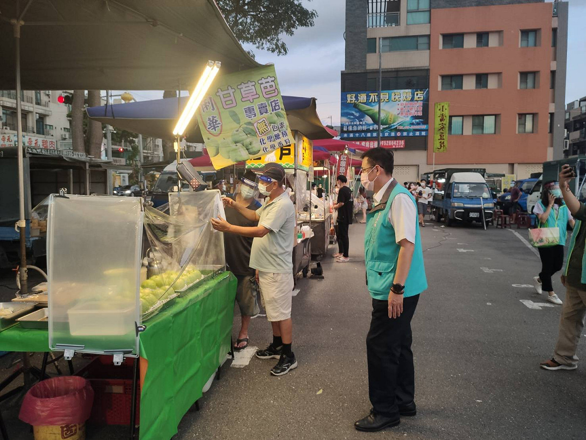 嘉義縣夜市13日起微解封，縣府派員前往稽查防疫措施。 圖：嘉義縣政府/提供