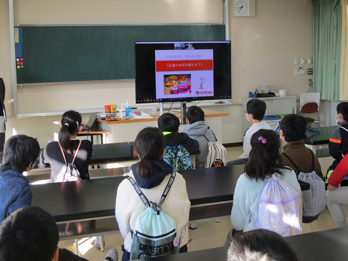 日本某國小因應疫情，進行「線上戶外教學」。 圖：翻攝自生駒市官網