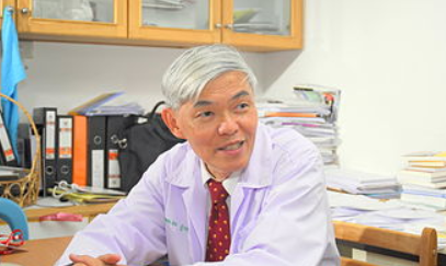 朱拉隆功大學的病毒學專家波沃拉萬 (Poovorawan) 指出，泰國已有1200人接受了科興疫苗與AZ疫苗的混打接種。 圖：翻攝自維基百科