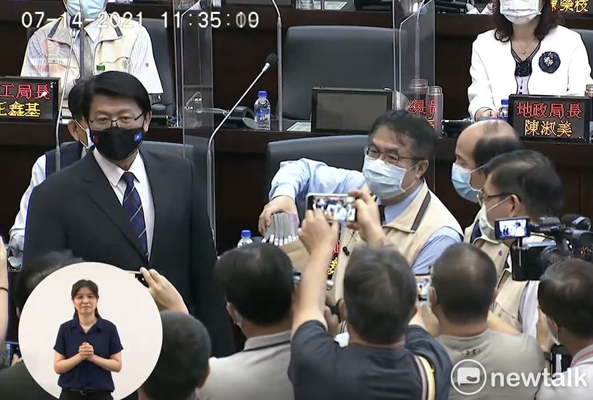 台南市議員謝龍介進行市政總質詢時捐出百萬現金，交給台南市長黃偉哲幫助偏鄉弱勢學童，強調基層弱勢民眾生活困難，「可憐基層苦命人」亟需幫助，要求黃偉哲向中央提案每人發放5000元消費券。 圖：翻攝台南市議會網站