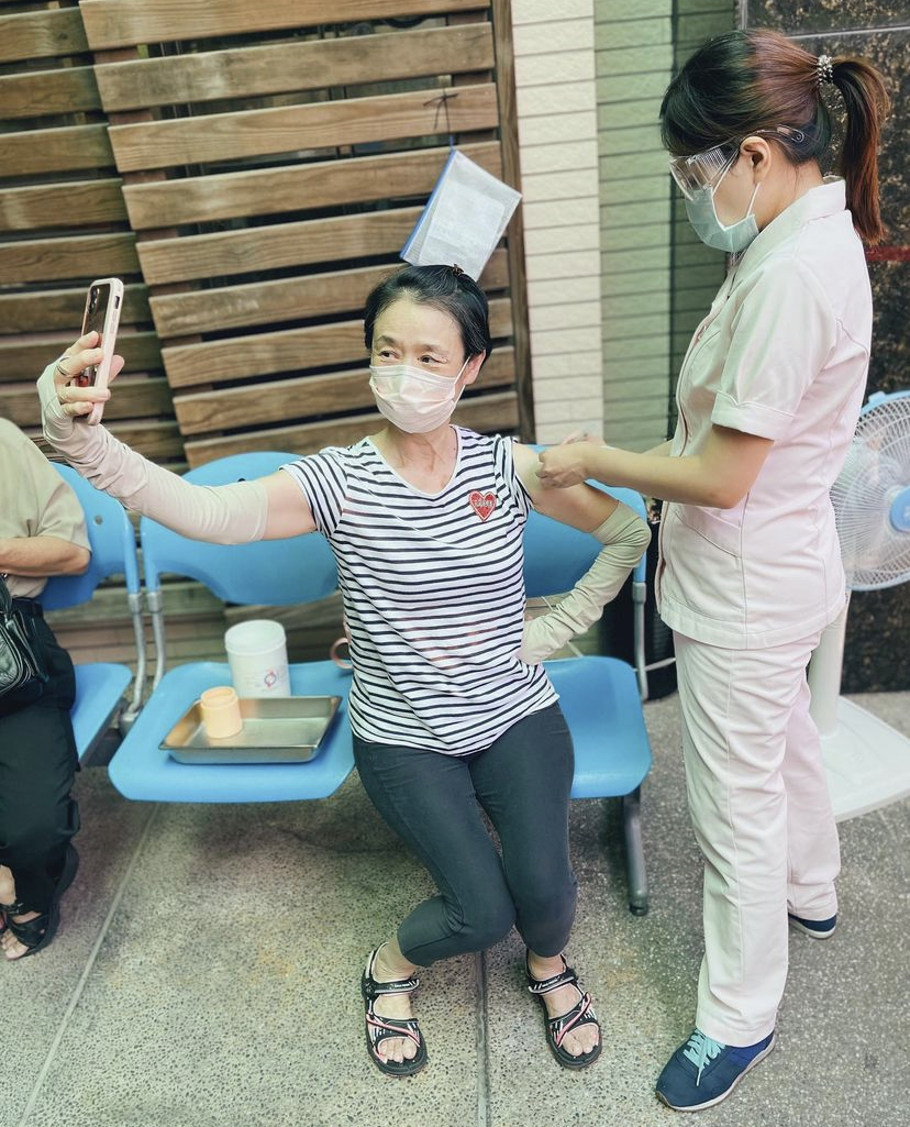 歐陽靖今（14）日在臉書開心表示媽媽譚艾珍歷經一波三折終於在台南接種到莫德納疫苗。 圖：取自歐陽靖臉書。