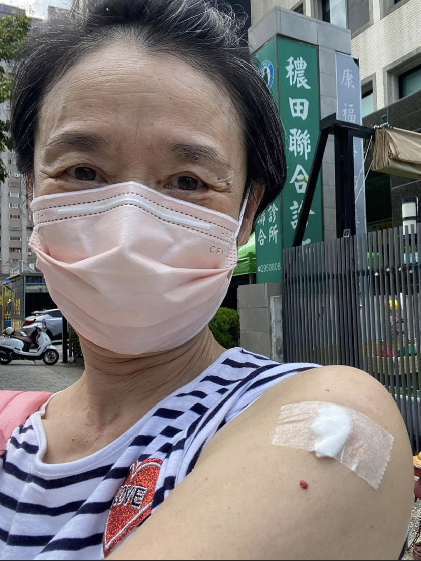 譚艾珍已順利完成疫苗接種且目前尚無任何副作用。 圖：取自譚艾珍臉書。