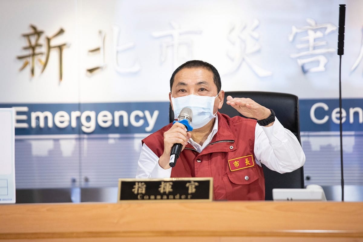 侯友宜感謝新北市民朋友這段時間以來配合市府防疫作為，讓新北市的疫情從最高的384人確診，降至今日終於出現零確診個案。 圖：新北市政府/提供
