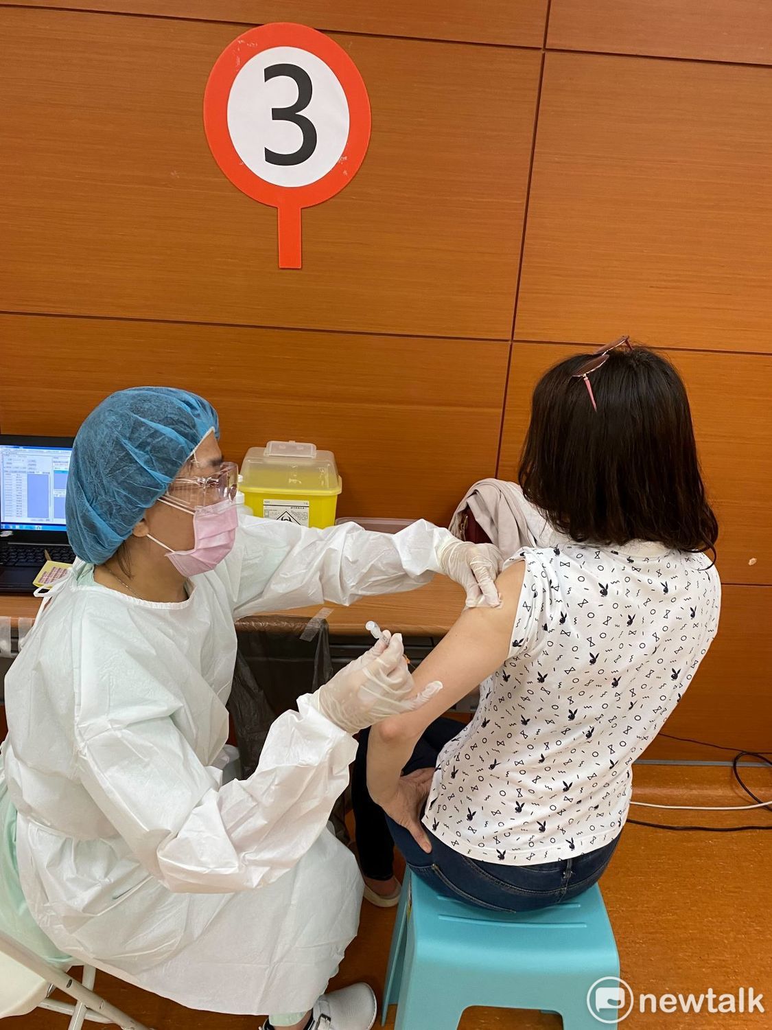 台南市政府積極為照服對象及照服員接種COVID-19疫苗。截至目前整體照服工作人員施打率已達96%，遠超過中央規劃長照機構解封必須達到8成接種率的條件。 圖：台南市政府提供