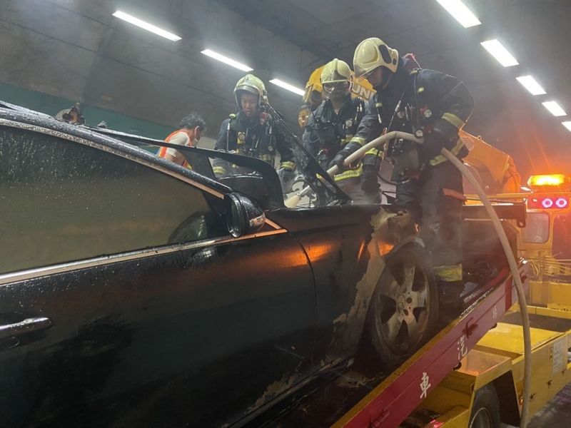 國道5號雪山隧道南下25.3公里處14日晚間發生車輛起火事故，宜蘭縣消防局獲報後前往滅火。交通部高速公路局表示，事發後隧道南北雙向暫時封閉。 圖：宜蘭縣消防局提供