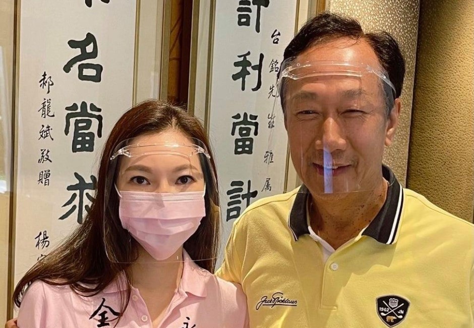 鴻海創辦人郭台銘12日宣布買到BNT疫苗，從行政院正式授權到完成簽約，僅花7週的時間就達成。 image source:翻攝自臉書