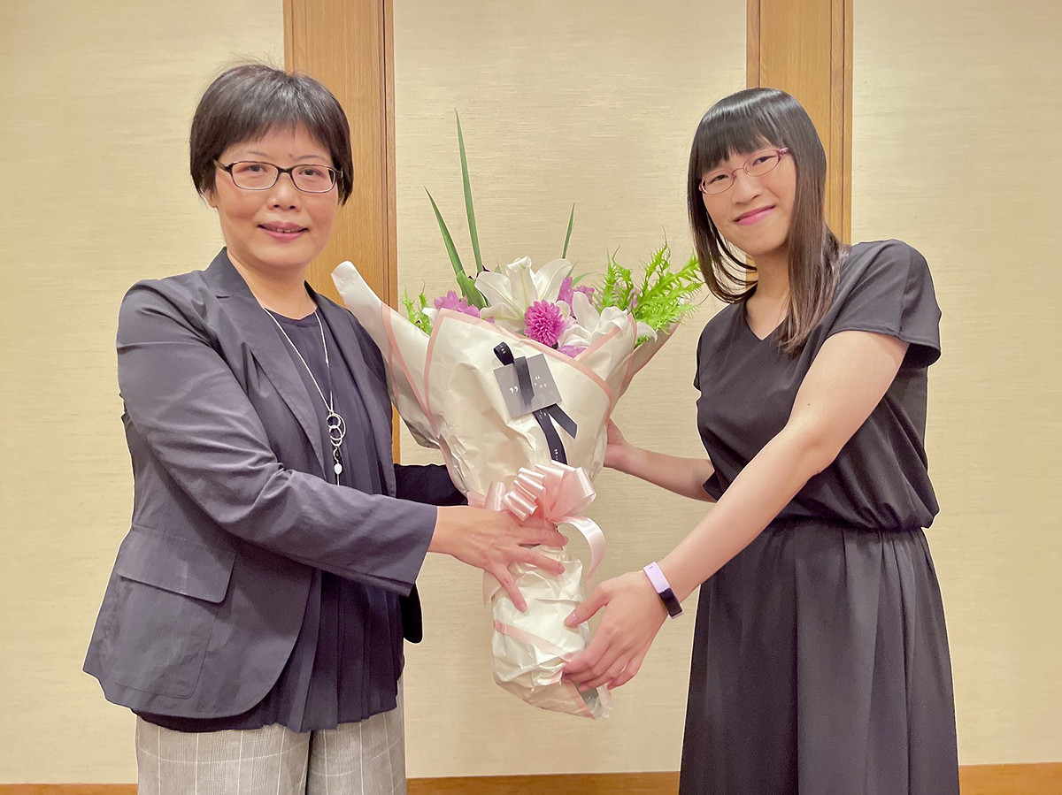 駐日本代表處台灣文化中心主任王淑芳，前往東京帝國飯店記者會現場，代表駐日代表謝長廷與文化部長李永得向李琴峰獻上花束並恭賀得獎。 圖：文化部提供