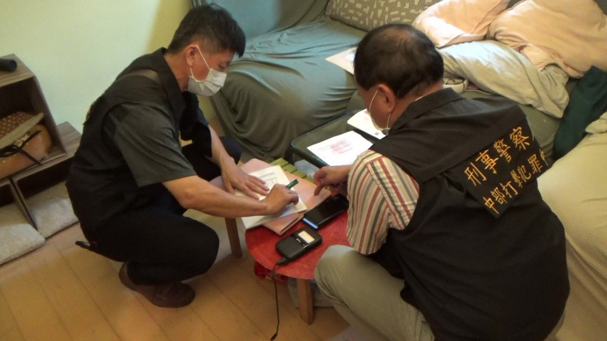 警方在某生技公司查獲相關物證。 刑事局偵六大隊/提供
