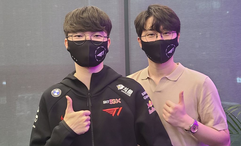 T1終止與總教練Daeny（圖右）以及教練Zefa的合約。 圖：翻攝自T1推特