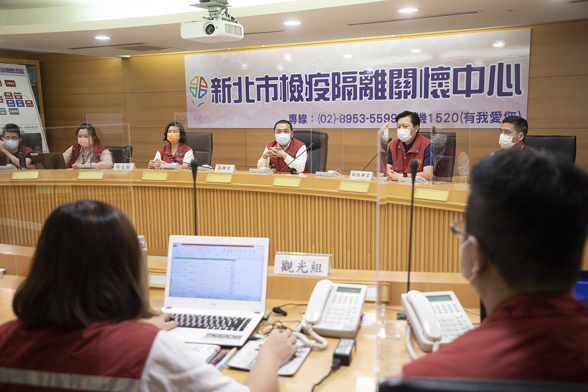 檢疫隔離關懷中心在面對民眾各項疑難雜症，展現了高度專業、迅速回應及真誠的同理心，「讓市民朋友們在掛上電話的那刻，心是安定的。」 圖：新北市民政局提供