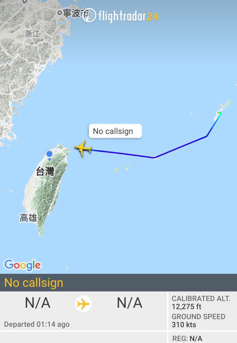 據傳該專機是交付包裹給美國在台協會（AIT）。有關媒體報導，AIT及外交部皆尚未有任何評論。今天1架美軍行政專機從沖繩飛往台北松山機場，經由引導降落，該架飛機沒有停在松山基地的大坪上，停留10餘分後便離去。 圖：New 27 Brigade / Twitter