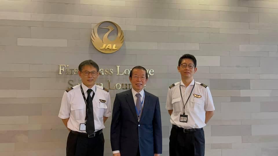 駐日代表謝長廷15日到機場視察日本捐贈台灣的97萬劑AZ疫苗，並與政府機長合照 圖：謝長廷臉書