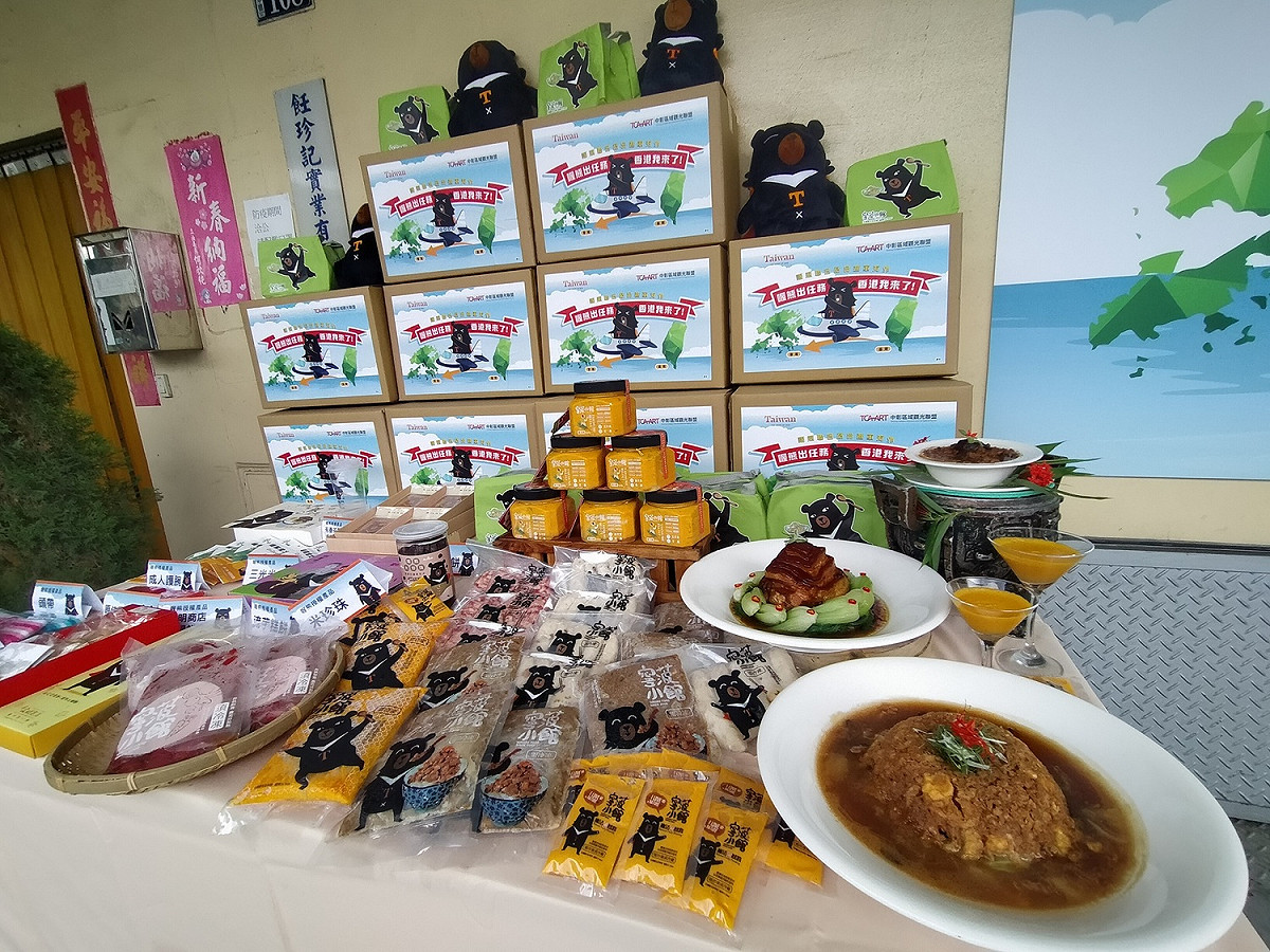寧菠小館的美食伴手禮與喔熊聯名，今天櫃啟運前往香港。 唐復年/攝
