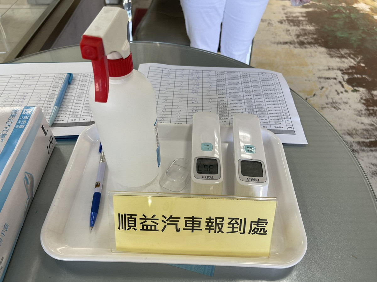 業者設置報到處 檢查員工是否持有PCR檢測陰性證明 圖：新北市經發局提供