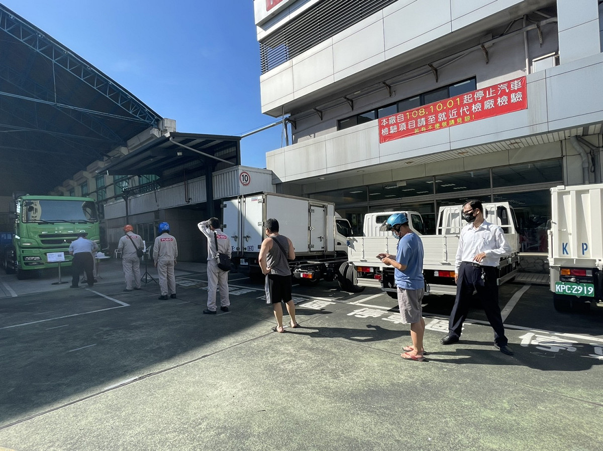 員工排隊等待進場 在室外仍保持社交距離 圖：新北市經發局提供