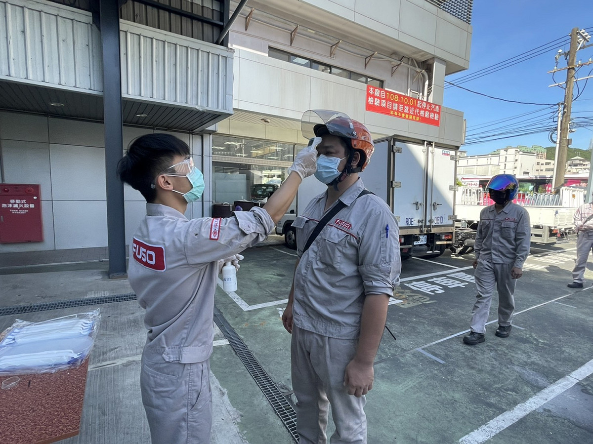 員工進場前須監測體溫 圖：新北市經發局提供
