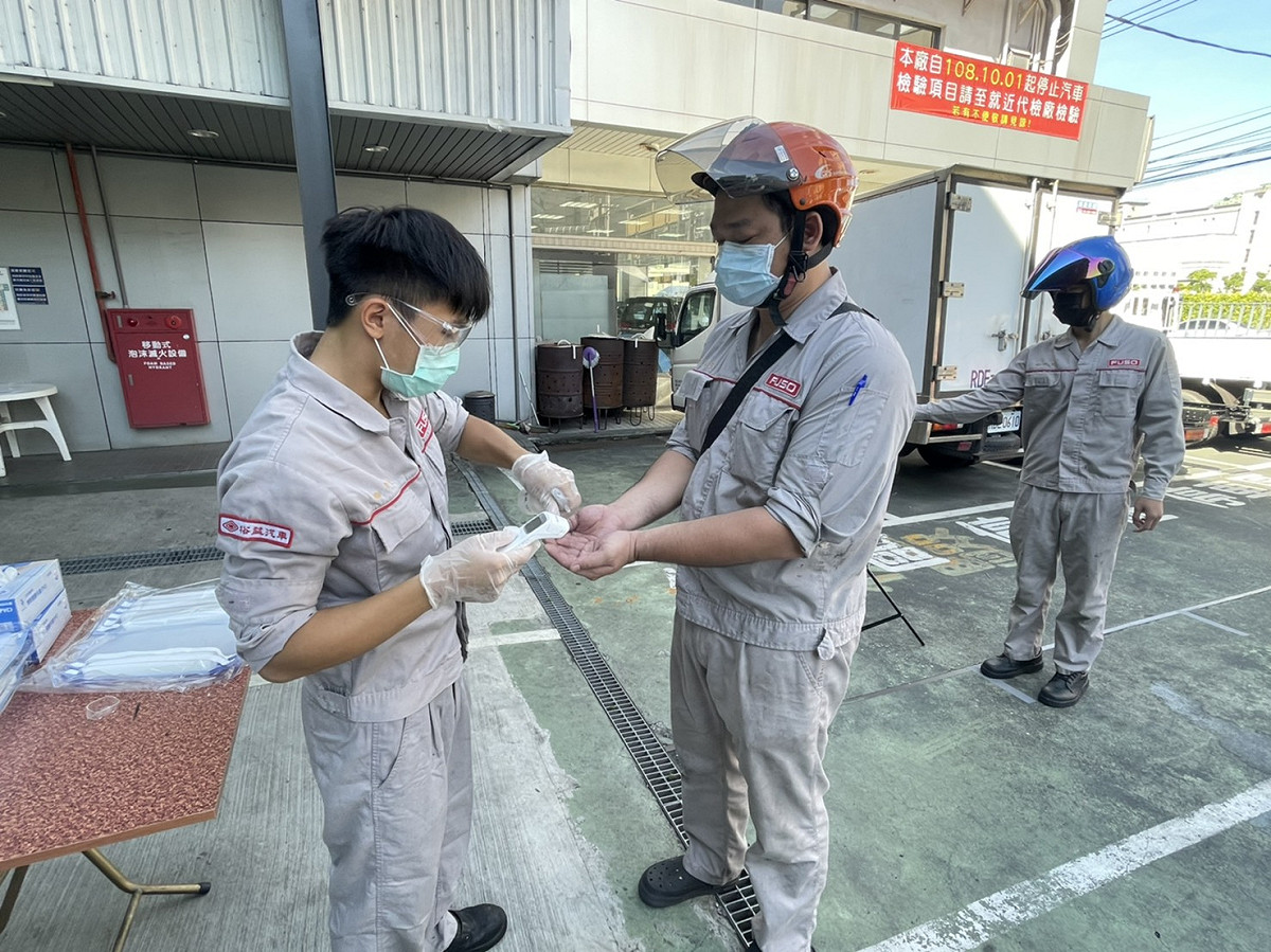 除戴面罩和口罩外 手部也要進行酒精消毒 圖：新北市經發局提供