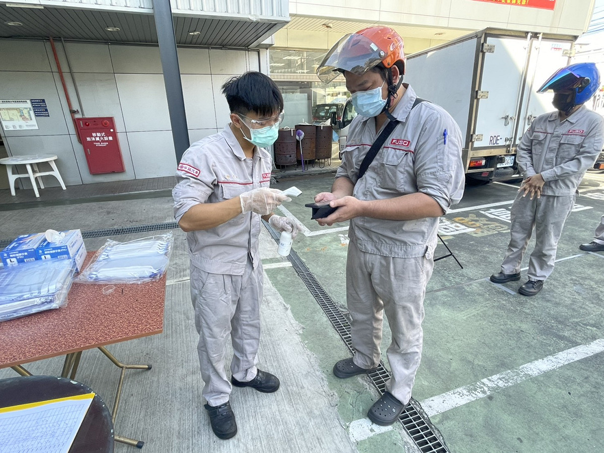 業者派專人檢查健保快易通 確認是否持有PCR陰性證明 圖：新北市經發局提供