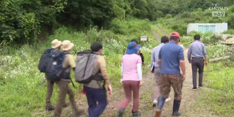 另一隻黑熊至今下仍落不明，由於事發農場四面環山，官員推測它已進入山裡。 圖：翻攝自海外網