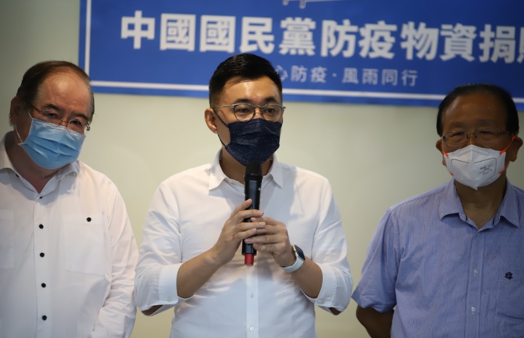 國民黨主席江啟臣赴新北市雙和醫院捐贈防護衣等防疫物資。 圖：國民黨文傳會/提供