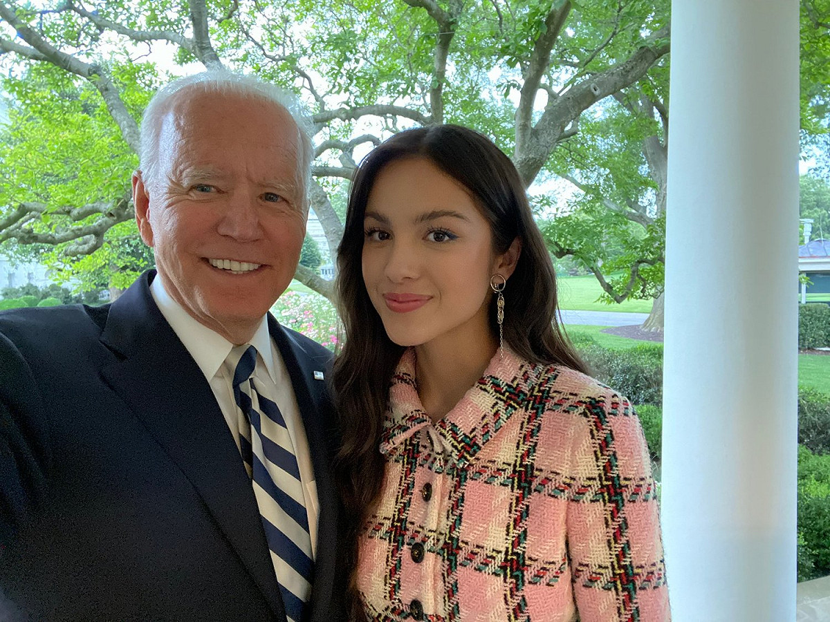 美國總統拜登找來18歲當紅歌手羅德里戈（Olivia Rodrigo）呼籲年輕人施打疫苗。 圖：翻攝自Olivia Rodrigo推特