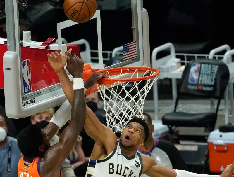 Deandre Ayton的灌籃被Giannis Antetokounmpo給蓋掉。 圖：美聯社／達志影像／提供